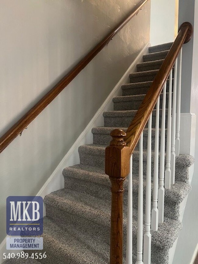 Building Photo - Luxurious 4 Bd/3.5Ba home located in The G...