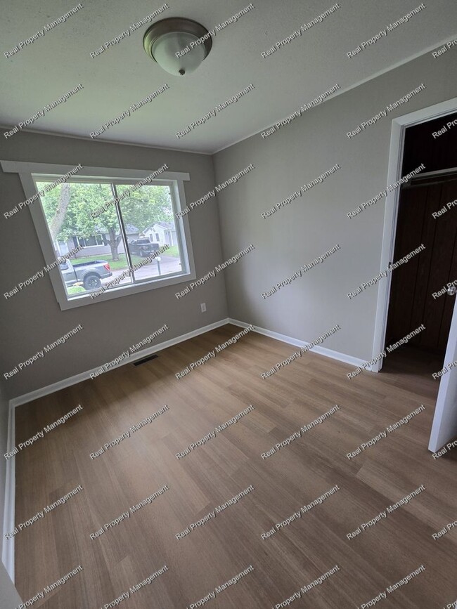 Building Photo - Updated 4 Bedroom