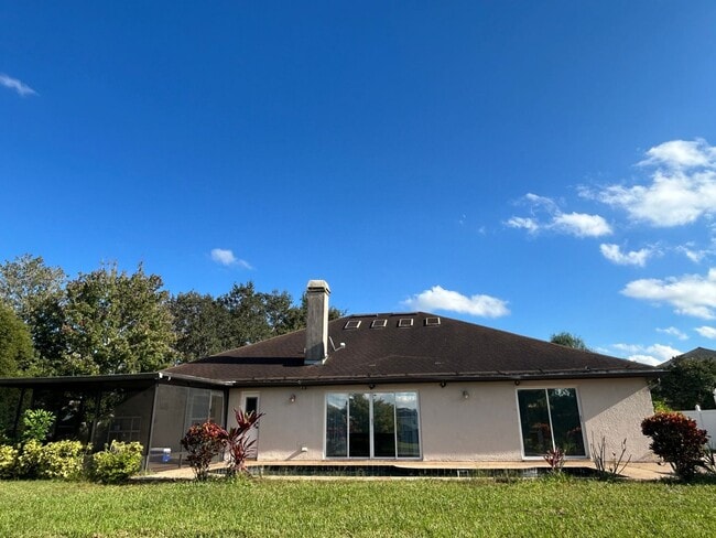 Building Photo - Waterfront Pool Home in Waterford Lakes