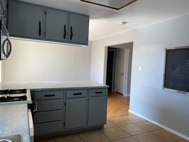 Building Photo - 2300 Stevens Dr NE