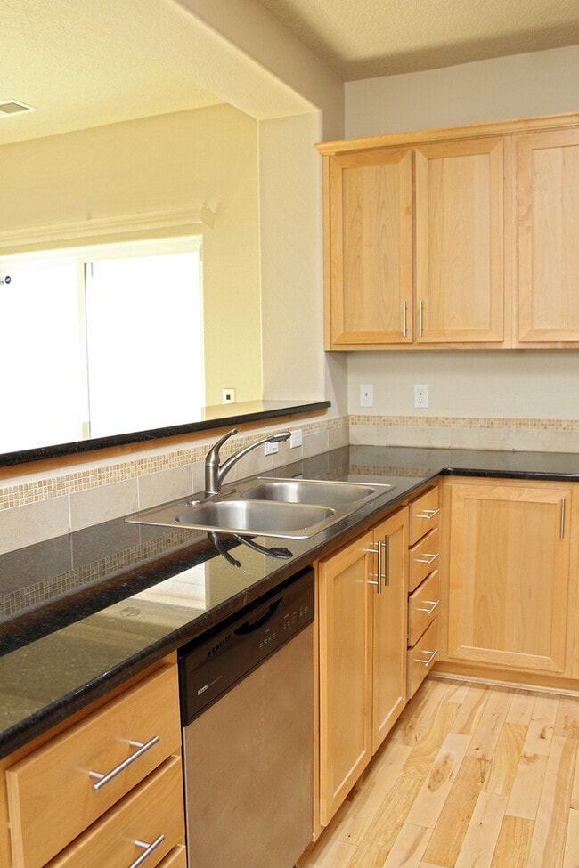 Building Photo - 321 NE Edgeway Drive