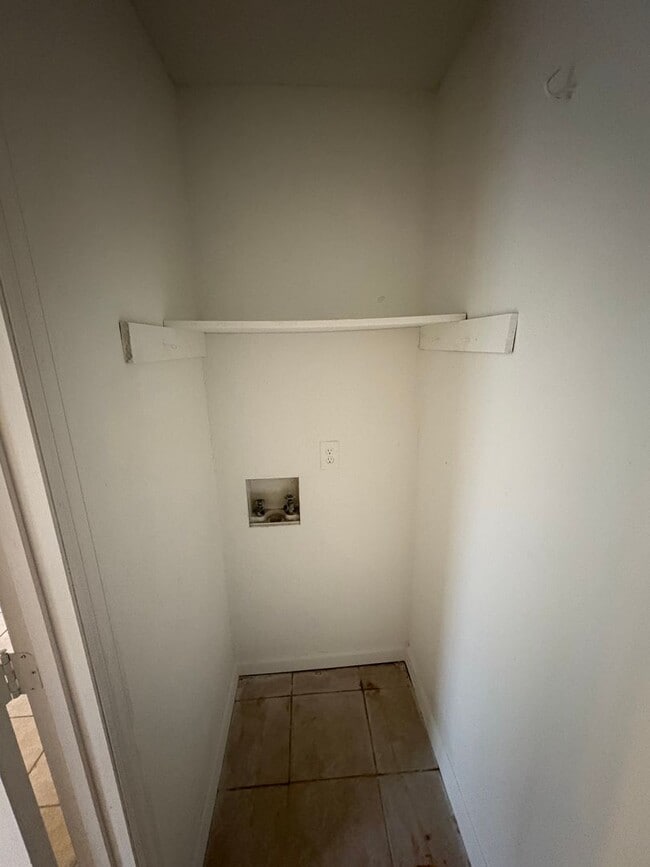 Building Photo - For Rent