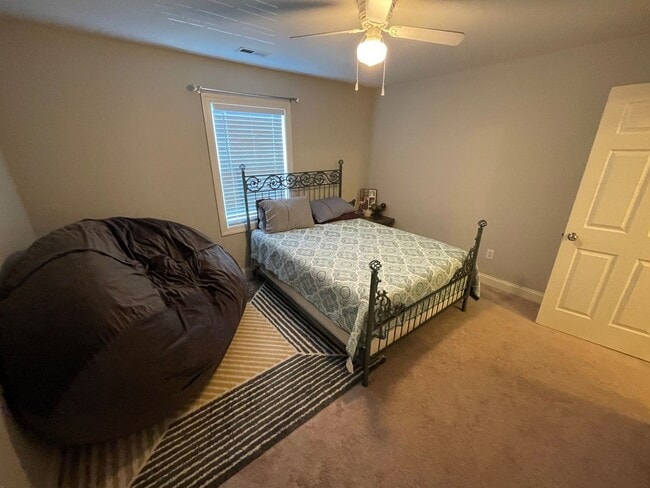Building Photo - 4 Bedroom 3.5 Bath Home in Carolina Lakes!