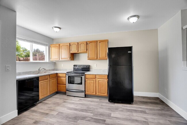 Building Photo - $2,465.00, 2 bed, 1.5 bath, located in Denver