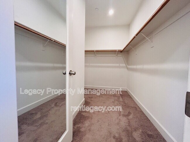 Building Photo - 320 Fruitvale Rd