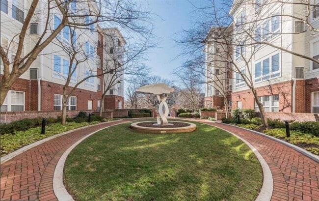 Building Photo - 801 S Greenbrier St