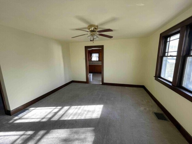 Building Photo - 602 N East St