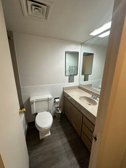 Second bath - 4545 Wornall Rd