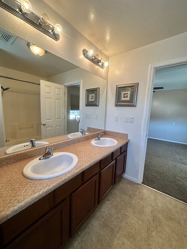 Building Photo - Hanford home w/pool coming soon!