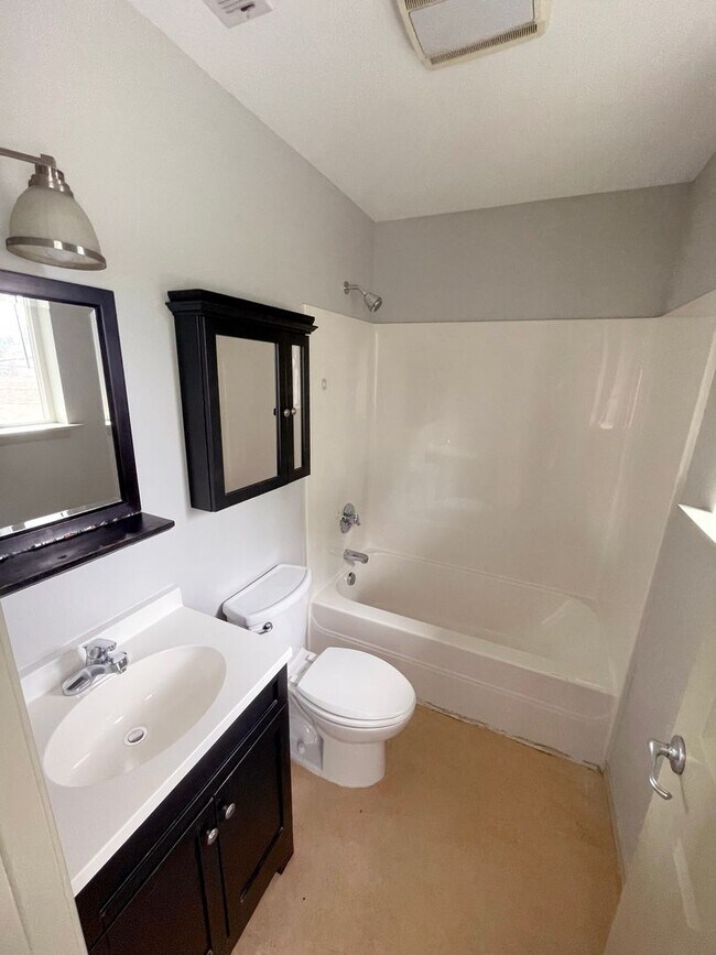 Building Photo - RENT SPECIAL: Great 6 bed, 6 bath Duplex Unit in North Portland with Laundry, Patio
