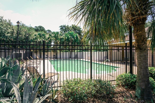 Building Photo - 9625 Amarante Way
