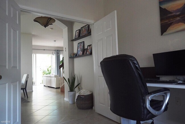 Building Photo - 4 br, 3 bath Townhome - 4253 SW 124th Ter