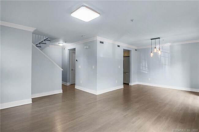 Building Photo - 109 Forest St