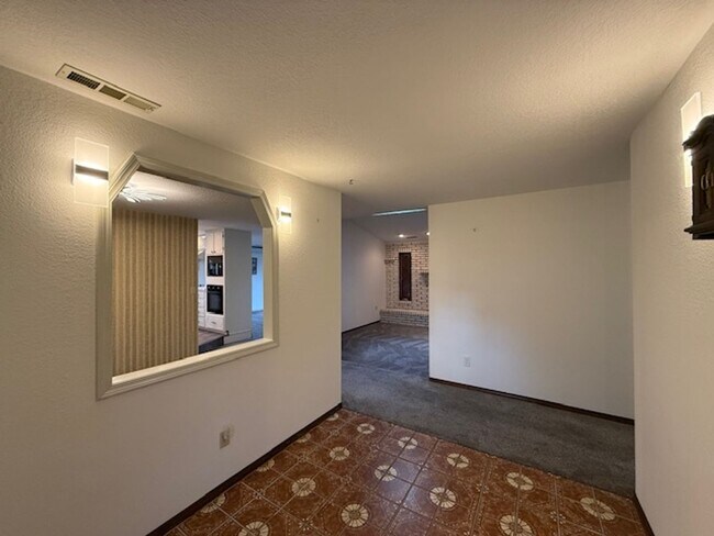 Building Photo - Spacious 3 Bedroom, 2 Bath home in Quality North Bend Neighborhood!