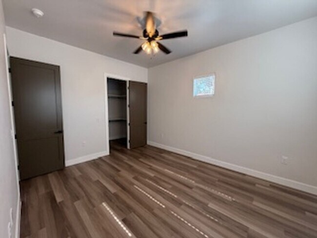 Building Photo - 1003 N Armijo St