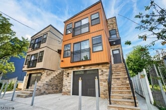 Building Photo - 747 S 11th St