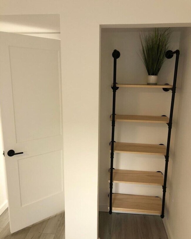 Building Photo - Option with 1 Month Free rent! 1 Bedroom with UTILITIES included!