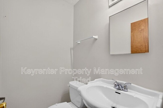 Building Photo - 5108 Lakeshore Ct