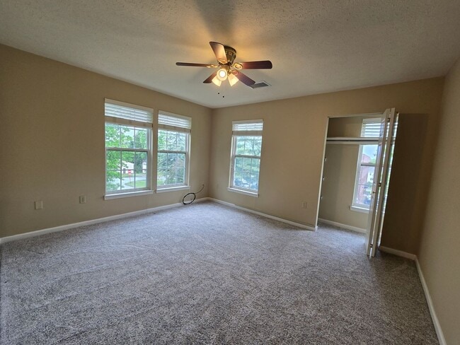 Building Photo - Beautiful End Unit Townhouse - Convenientl...