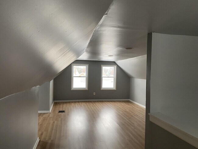 Building Photo - 1025 E 44th Pl