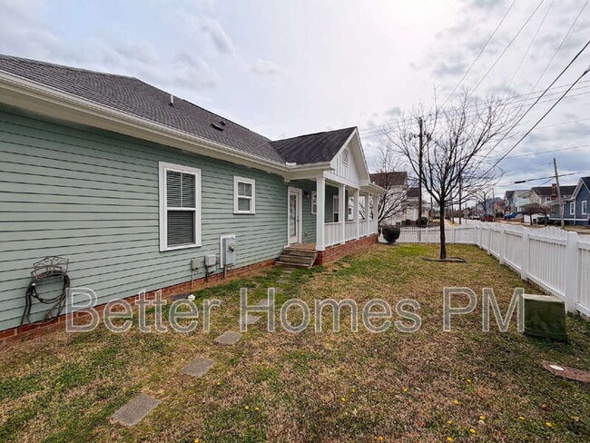 Building Photo - 701 E Martin St