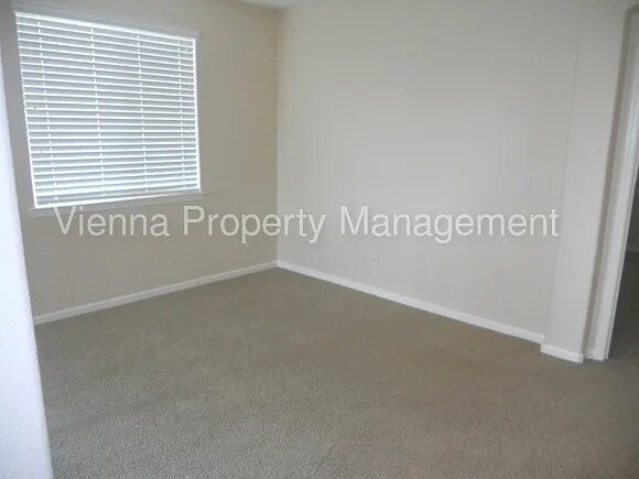 Building Photo - 6768 Maple Creek Dr