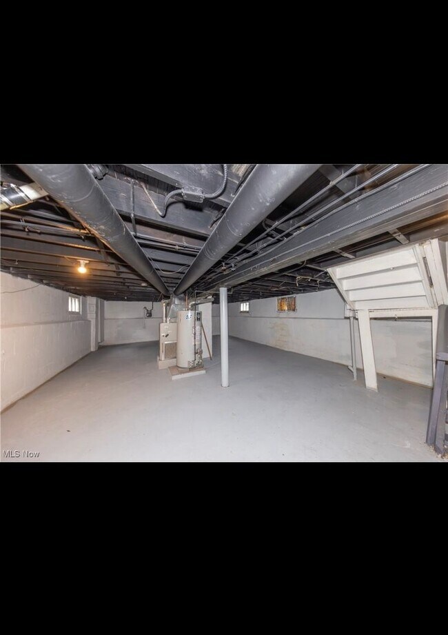 Building Photo - Charming 4-Bedroom Property in Prime Location