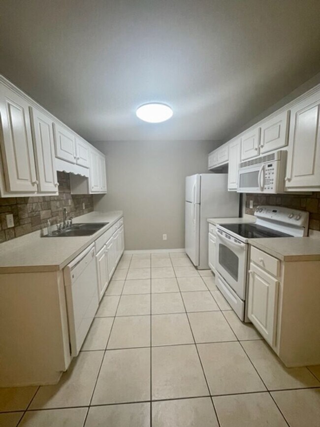Building Photo - 2 bedroom/2 bathroom/2 car garage town hom...