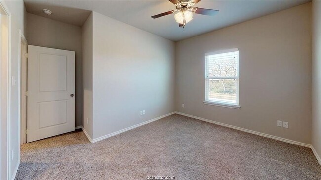 Building Photo - Rooms available in 4 bedroom house