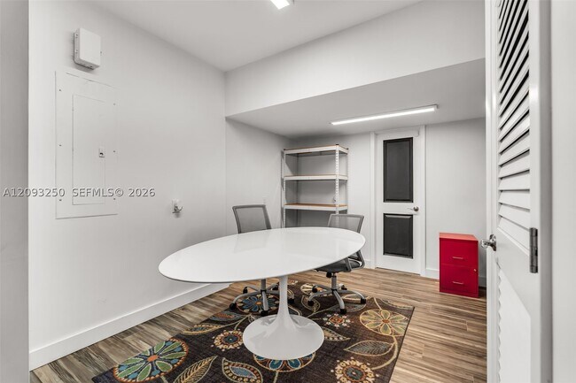 Building Photo - 700 Vilabella Ave