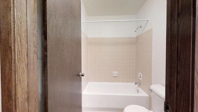 Building Photo - Lower 1 Bedroom 1 Bathroom Apartment Available