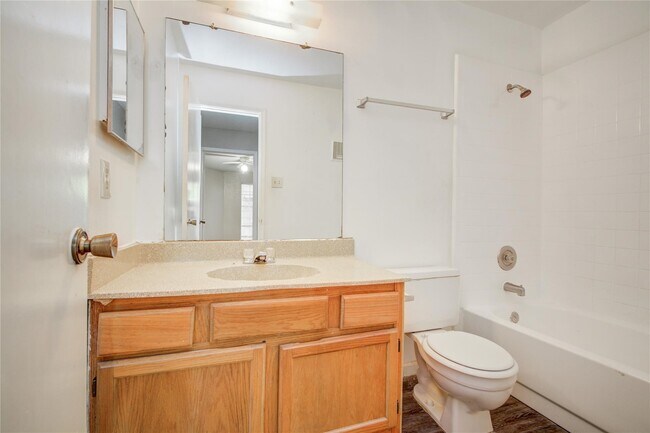 Building Photo - 9797 Leawood Blvd