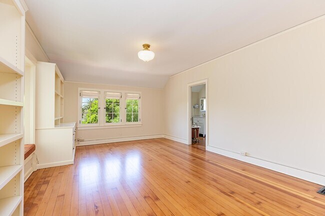 Building Photo - 1814 Anacapa St
