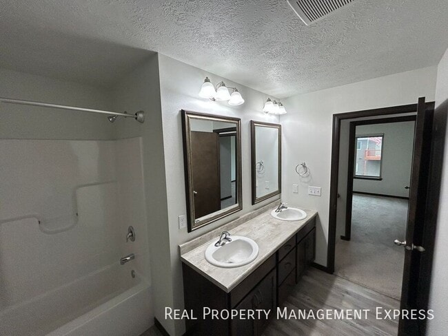 Building Photo - 3 Bed 1.5 Bath in West Sioux Falls