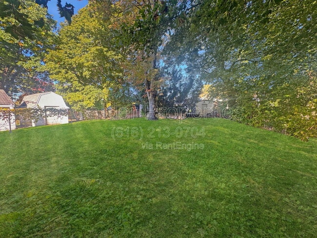 Building Photo - 1039 Kentwood Dr NE