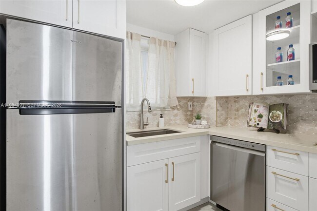 Building Photo - 1345 Lincoln Rd