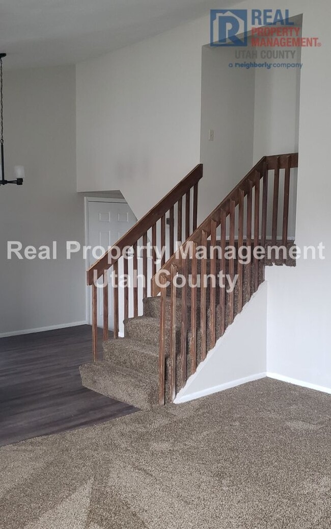 Building Photo - Orem Duplex