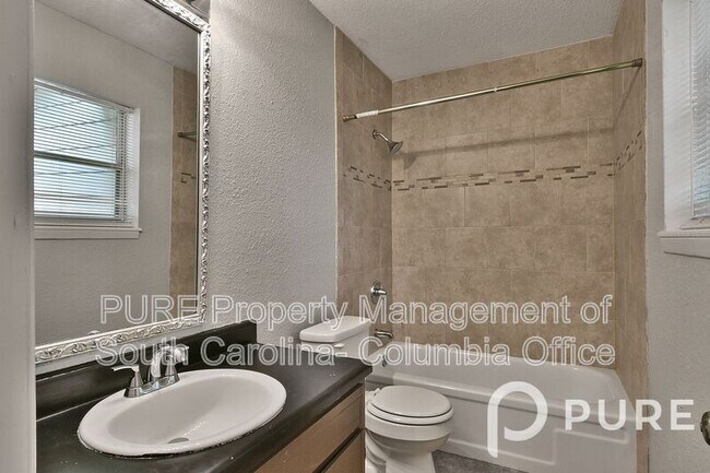 Building Photo - 601 Riverhill Cir