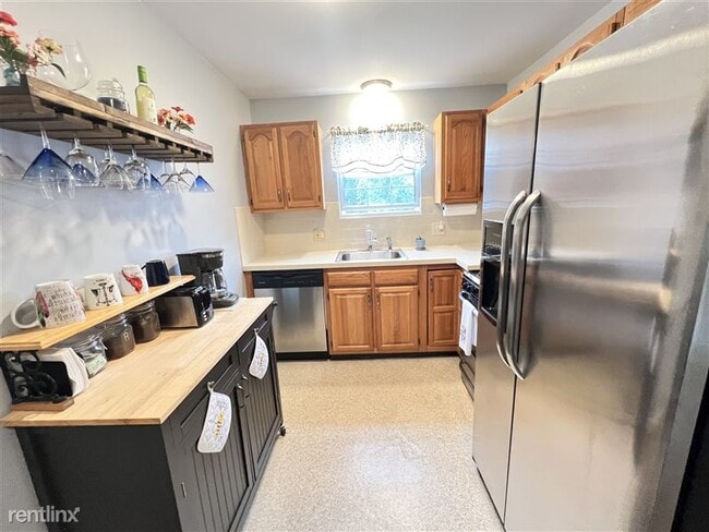 Building Photo - 6 Venice St