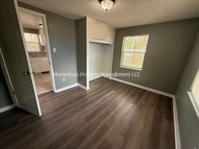 Building Photo - 3/1 Remodeled Tampa Home- READY FOR IMMEDIATE MOVE IN!!