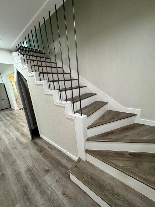 Building Photo - Ready For Move In - Nicely Renovated Large...