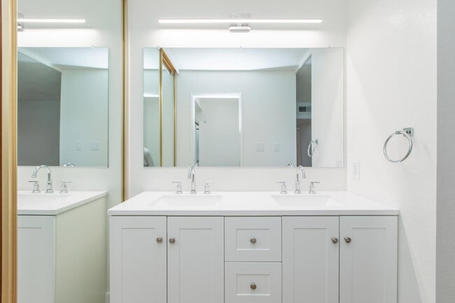 Building Photo - 2607 E Larkspur Dr