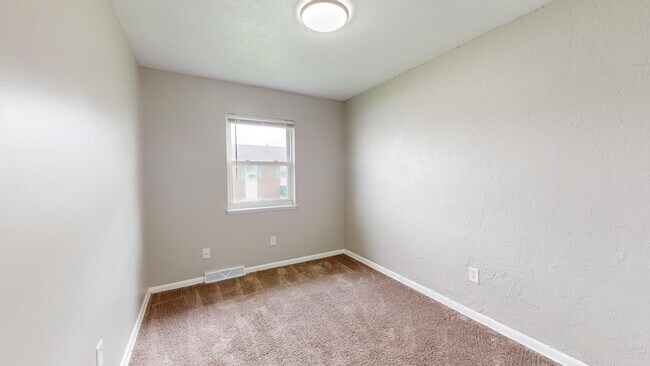 Building Photo - 3 Bedroom/1 bathroom renovated townhouse.