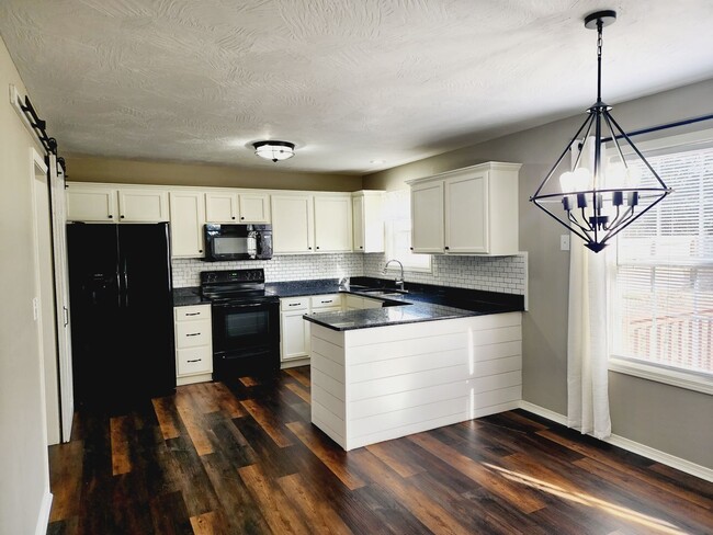Building Photo - This Strafford Home Has It All ---