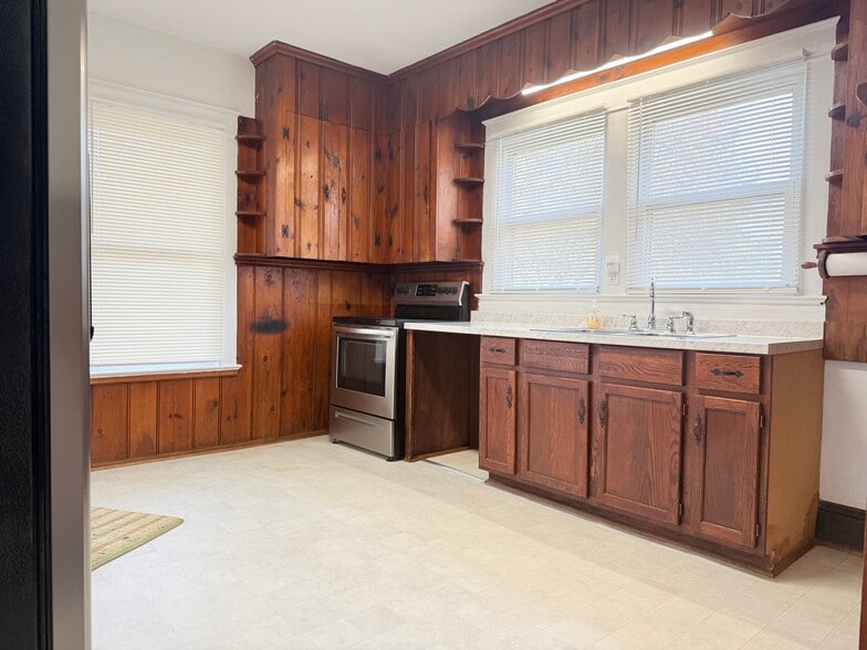 Building Photo - 2205 Mayflower Dr