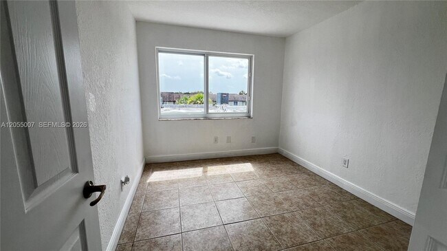 Building Photo - 984 W 40th St