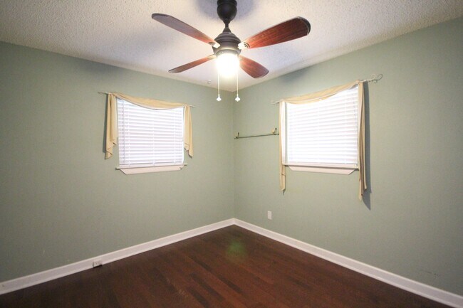 Building Photo - Modern Comfort in a Prime Location – 3-Bed...