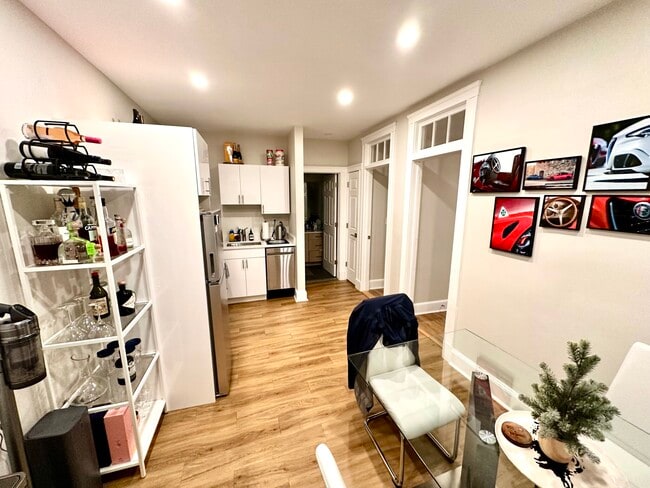 Building Photo - 829-833 Beacon Unit 304