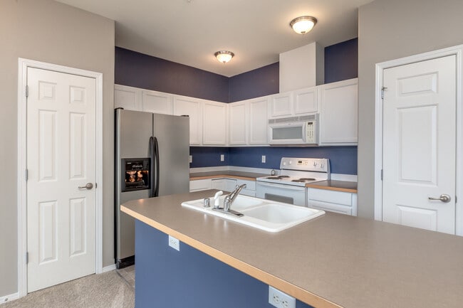 Building Photo - Low Maintenance Living 2 Bedroom Condo, Du...