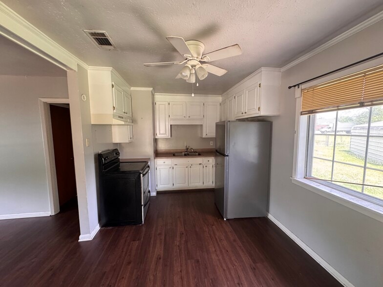 Building Photo - 2033 Loyd St